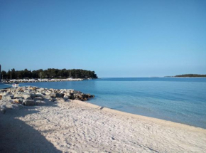 Luxury Studio Apartment with Sauna and Hot Tub near the Beach